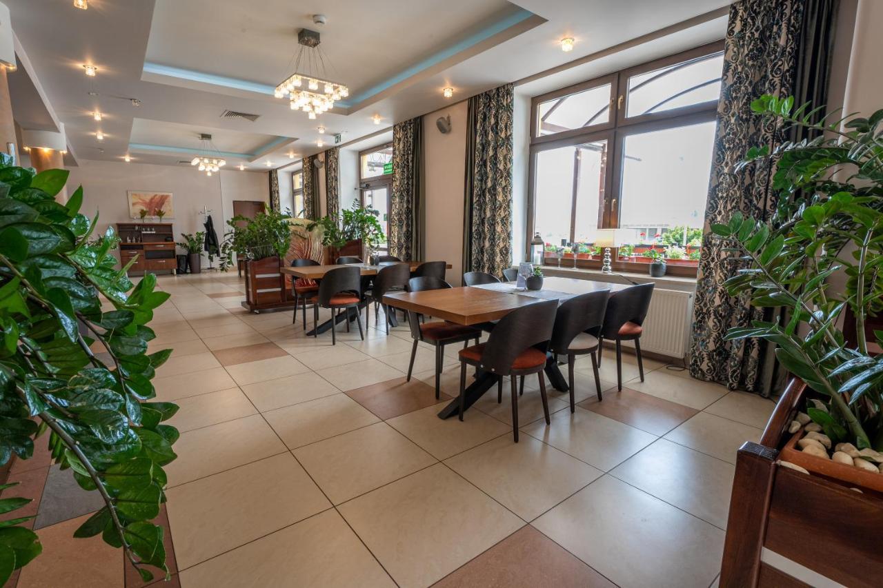Hotel Szelcow Lesko Exterior photo