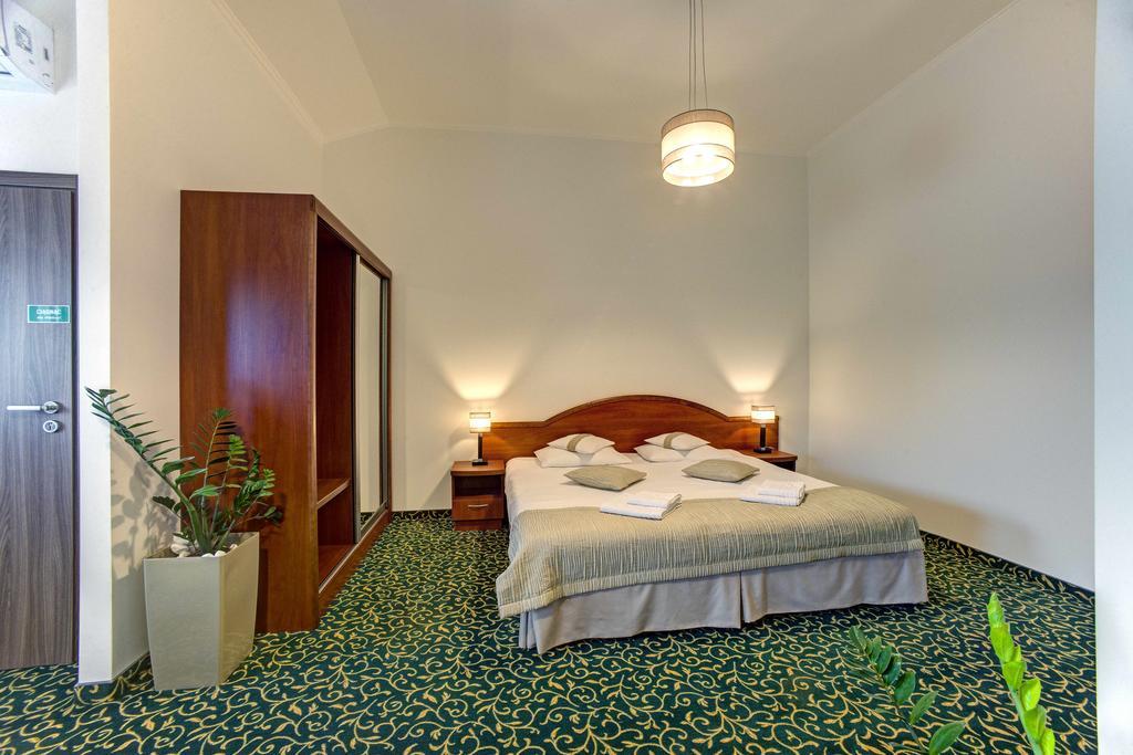 Hotel Szelcow Lesko Exterior photo